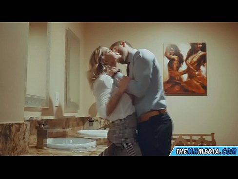 ❤️ Meta blonda busty seduces f'kamra tal-banju pubbliku ☑ Vidjo porn lilna mt.villagesexvideos.ru ﹏
